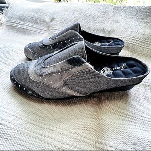 Joan Boyce 8 Clogs Mules New